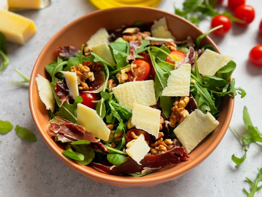 ENSALADA DE ESPICANA CACAHUATE GARAPIÑADO PALMITOS CON VINAGRETA DE BLUE BERRY AL TOMILLO.
