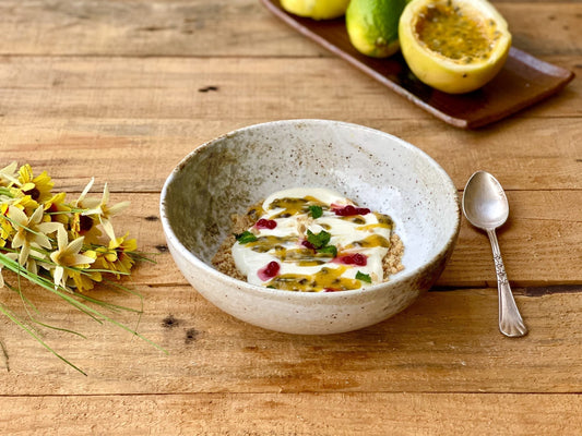 ENERGY BOWL DE YOGURT GRIGO CON MARACUYA, PLATANO, FRESAS, CHIA Y SEMILLAS DE GIRASOL.