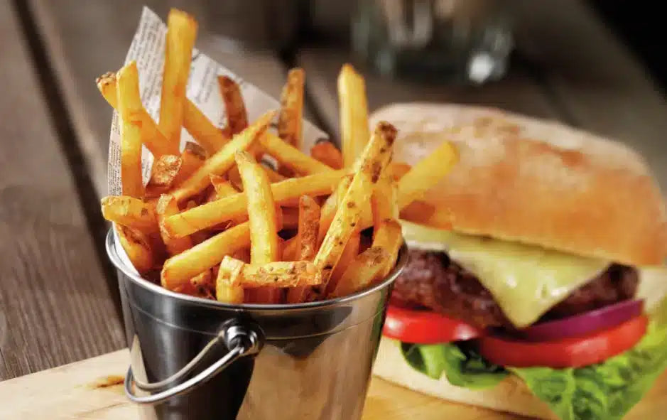 HAMBURGUESA CLÁSICA CON PAPAS CRUJIENTES