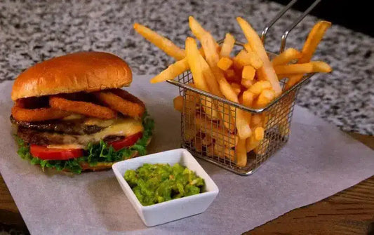 HAMBURGUESA CON AROS DE CEBOLLA BREWCITY CON PAPAS A LA FRANCESA