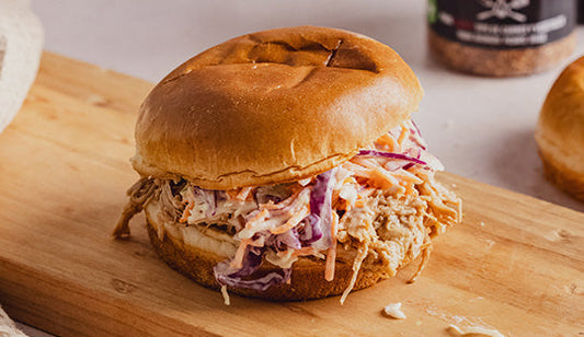 SANDWICH DE PORK BELLY A LA AIR FRYER CON SALSA BBQ A LA  CERVEZA CON ENSALADA DE COL Y ZANAHORIA