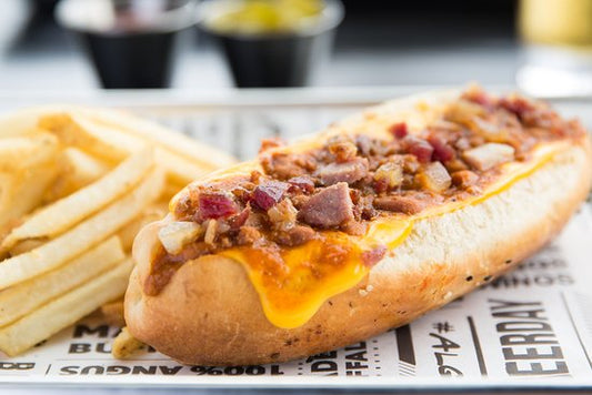 HOT DOG CON CHILI BEANS Y PAPAS CRUJIENTES