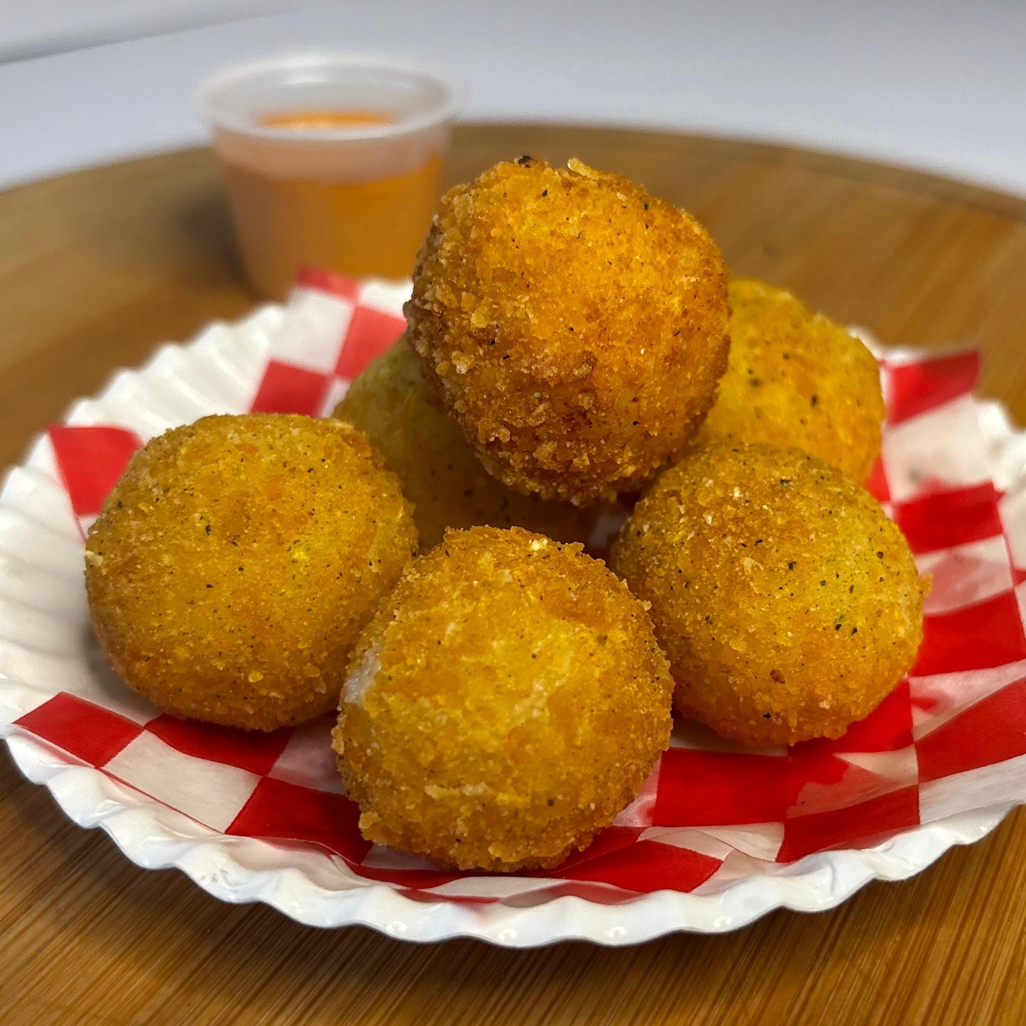 Bolitas de papa con queso mozarella y jalapeño empanizadas